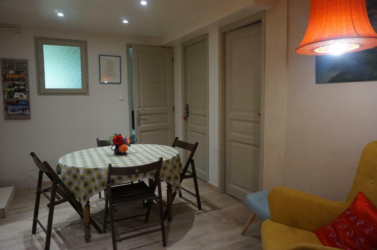 Le Balcon